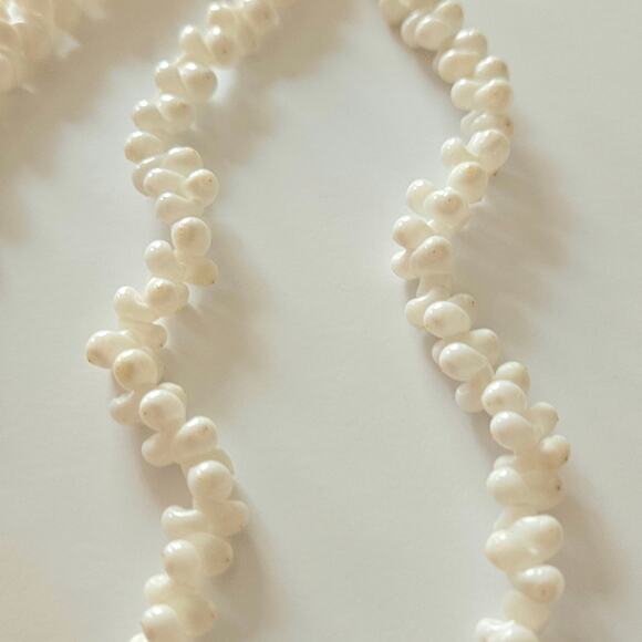 Island Chic: Vintage Hawaiian Shell Necklace Set - Picture 11 of 16